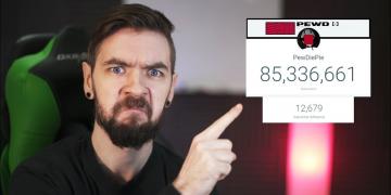 Jacksepticeye disapprovingly pointing at the small subscriber gap between PewDiePie and T-Series