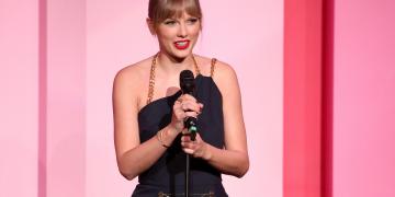 Taylor Swift accepting Woman of the Decade award
